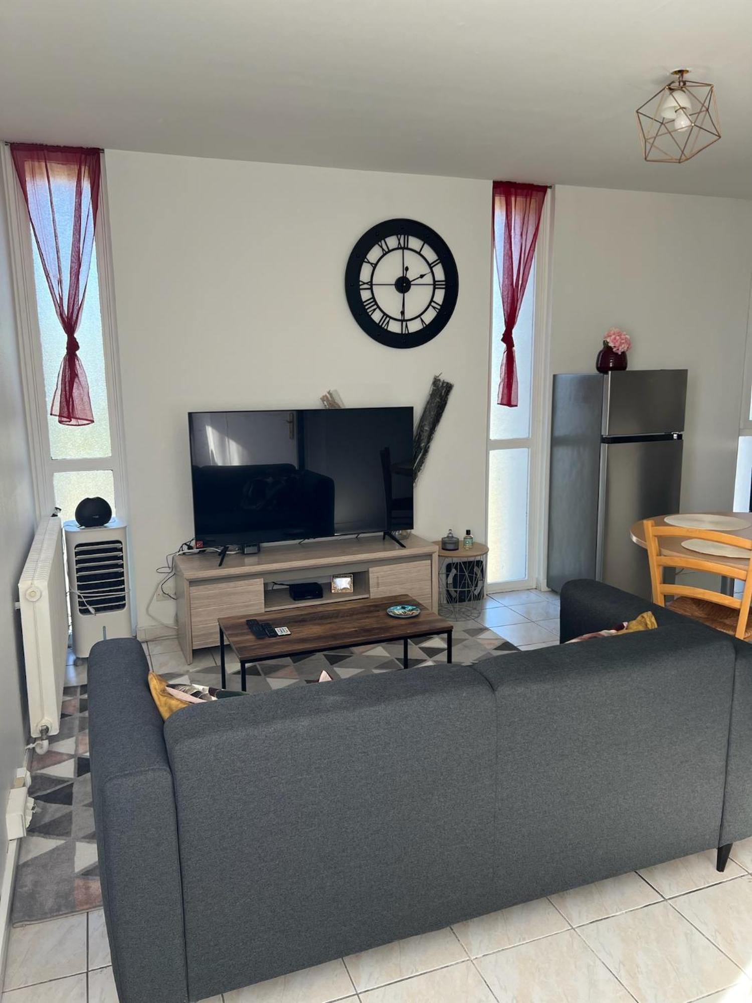 Appartement Chaleureux Pour Un Sejour Confortable Bourg-en-Bresse Luaran gambar